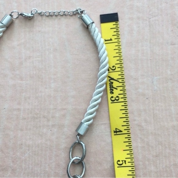 Woman’s unique 3 dimensional Enamel Flower Necklace with sliver tone metal - Picture 7 of 9